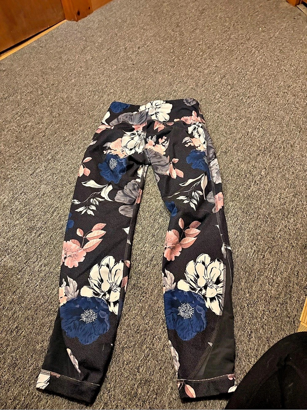 Old Navy Floral Leggings in Black & Pink Size Small